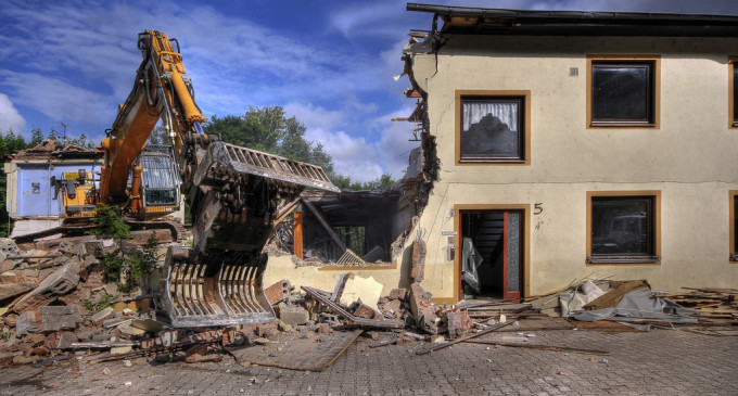 Wyburzenia budynków – którą metodę wybrać?